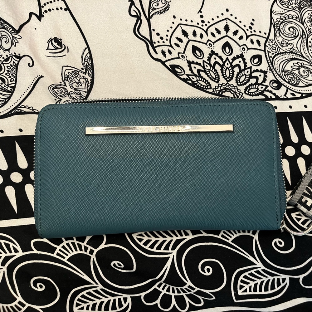 Steve Madden Wallet - Picture 2 of 4